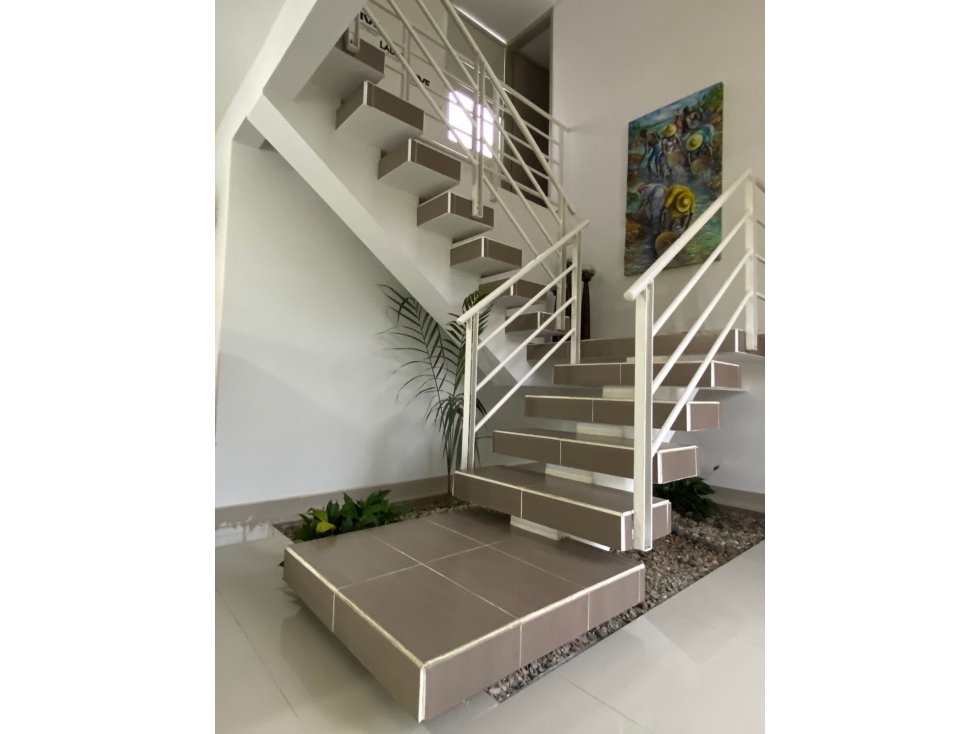 VENTA DE HERMOSA CASA DE 2 PISOS EN LAS MERCEDES — foto 4