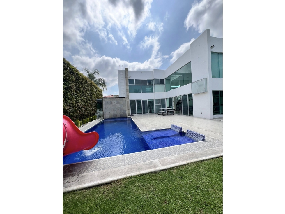 ESTA CASA LO TIENE TODO, UBICADA EN LOMAS DE COCOYOC