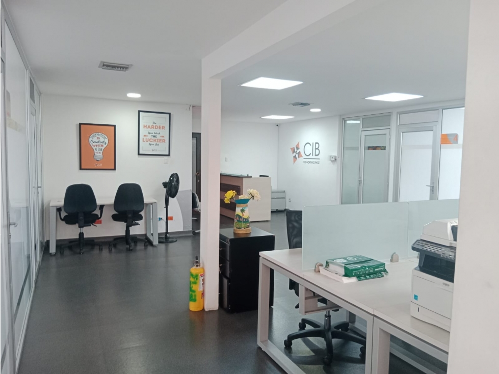 SE VENDE AMPLIA OFICINA AMOBLADA