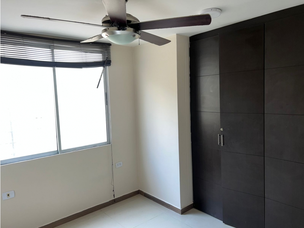 SE VENDE AMPLIO APARTAMENTO EN PRIMER PISO — foto 2