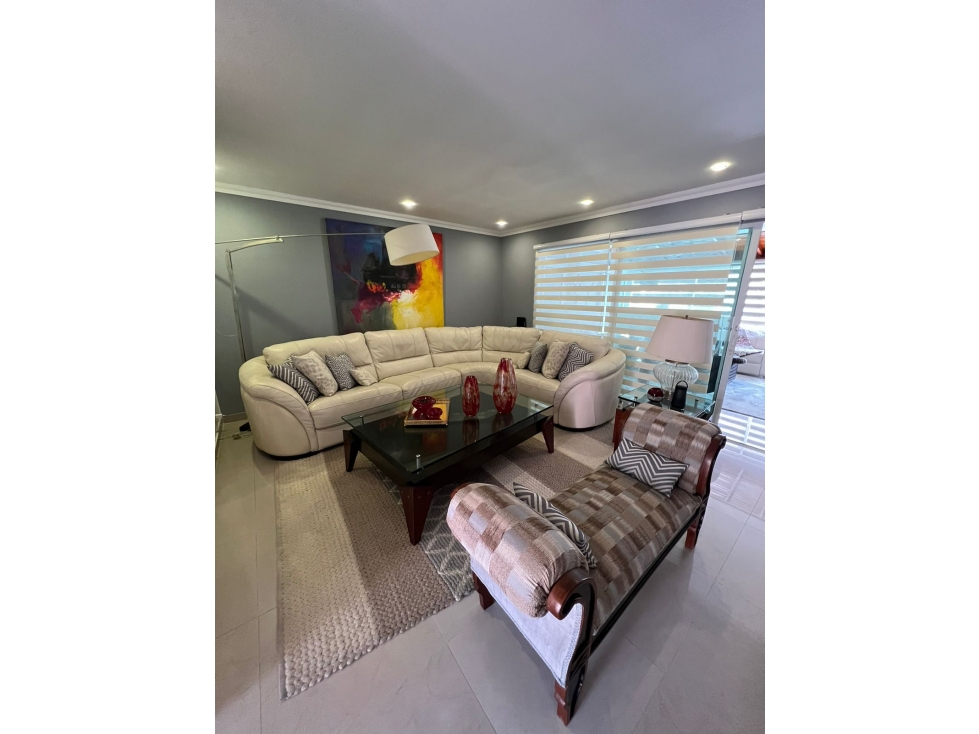 SE VENDE HERMOSA CASA DE OPORTUNIDAD Y RECIEN REMODELADA. LADO SOMBRA