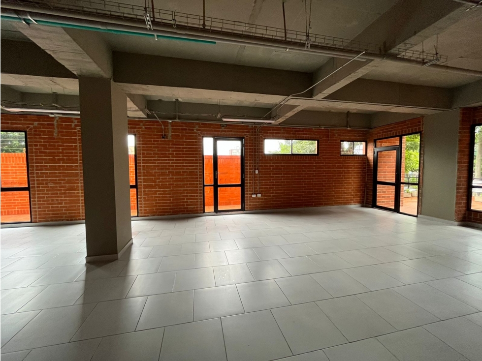 SE ARRIENDA MODERNO LOCAL EN ZONA COMERCIAL — foto 3