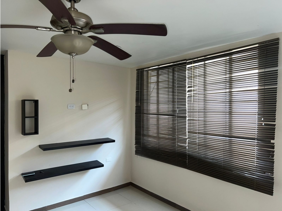 SE VENDE AMPLIO APARTAMENTO EN PRIMER PISO — foto 4