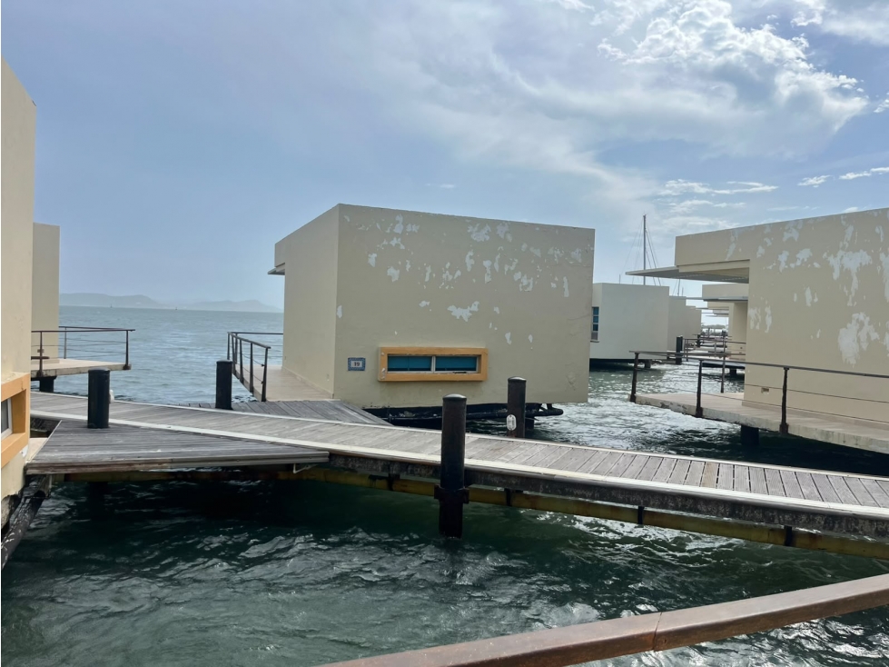 CASA FLOTANTE EN CONJUNTO CERRADO EN PUERTO VELERO