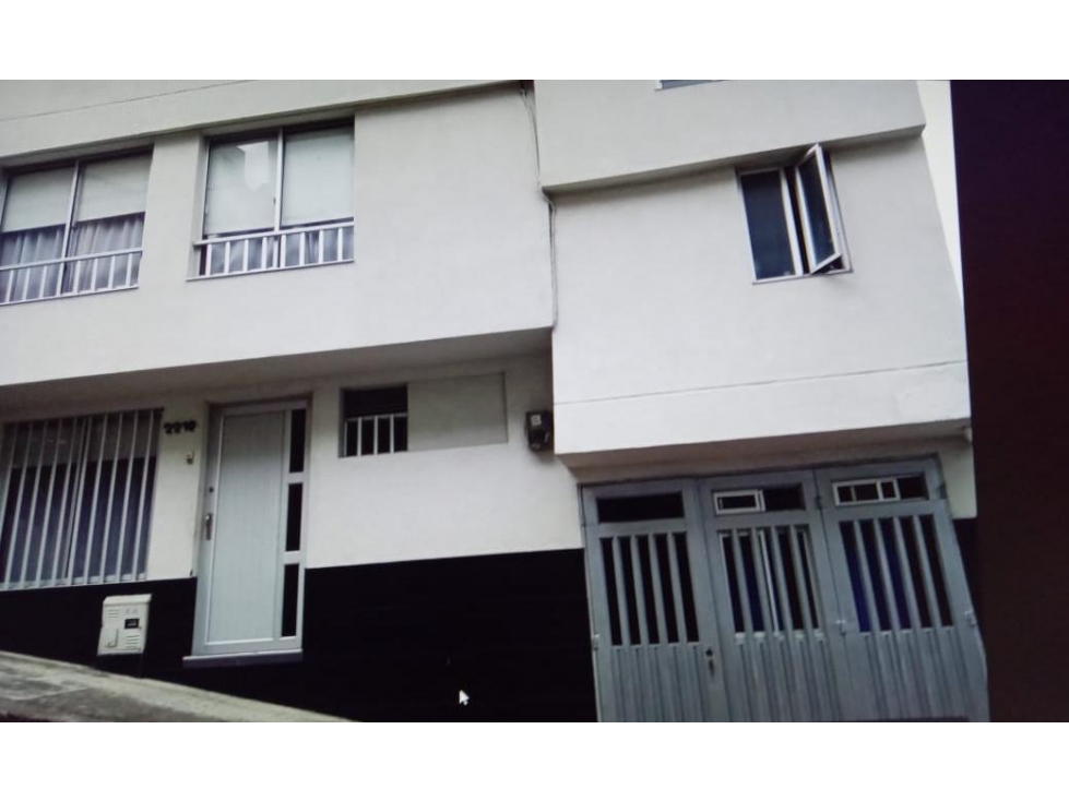SE VENDE CASA CON RENTA EN LAURELES, MANIZALES.
