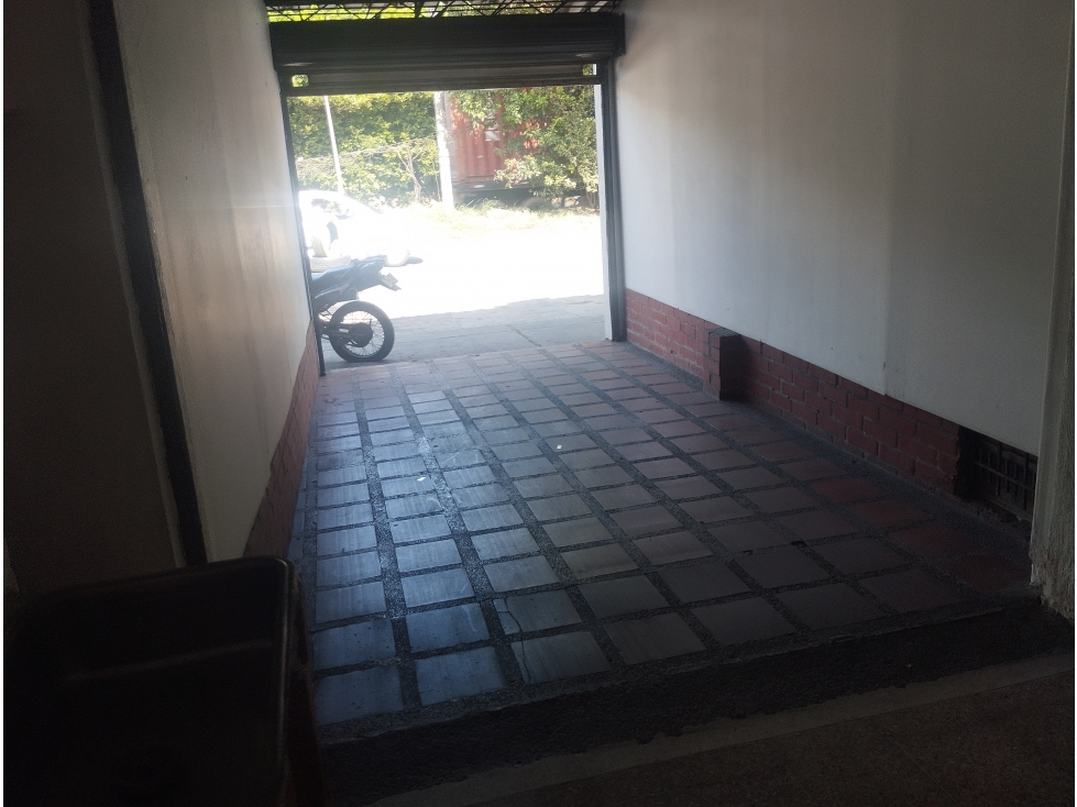 Local comercial #4 Calle 70 Nororiente posibilidad parqueo G2L4 — foto 3
