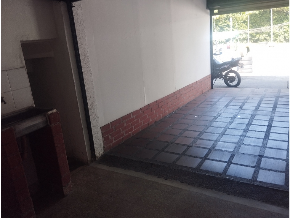 Local comercial #4 Calle 70 Nororiente posibilidad parqueo G2L4 — foto 2