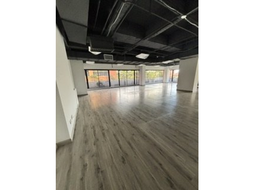 Bogota alquiler oficina en Chico Reservado 141 mts