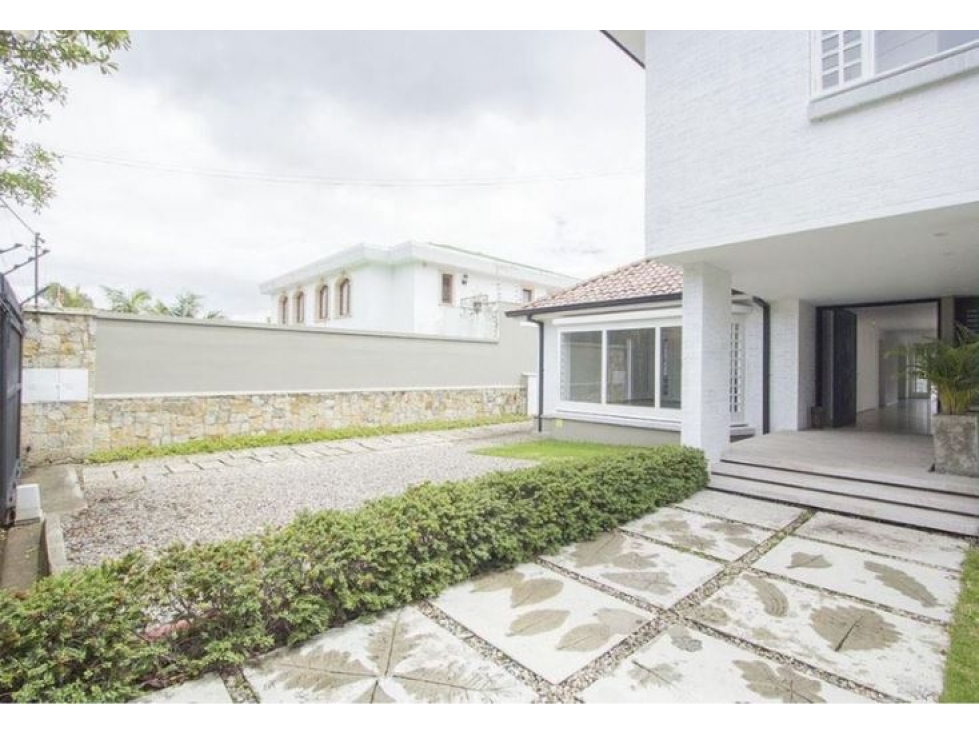 Boogta vendo casa remodelada en santa ana oriental area 655 mts — foto 2