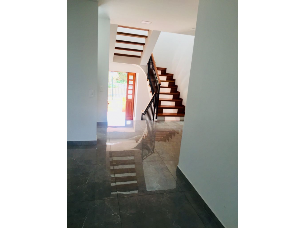 Bogotá,vendo casa esquinera en gratamira area 282 mts — foto 2