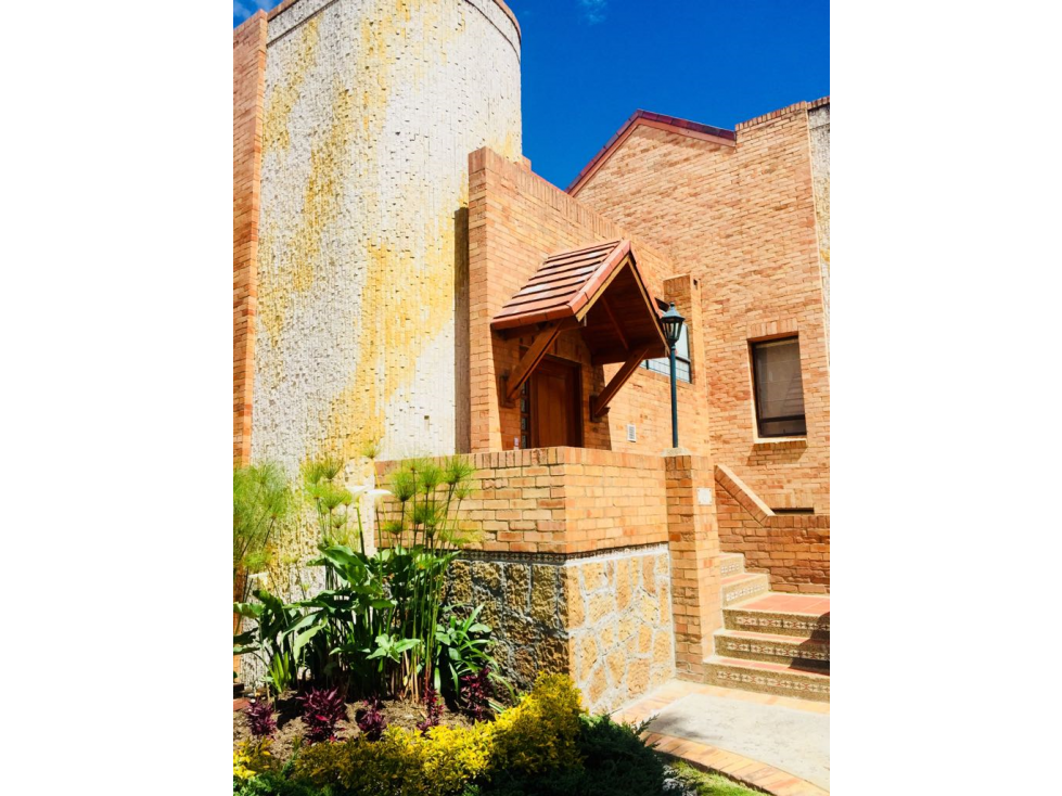 Bogotá,vendo casa esquinera en gratamira area 282 mts