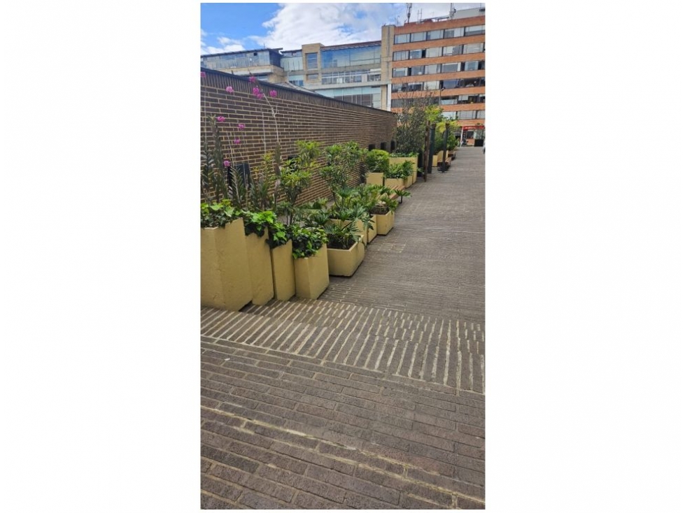 Bogota, venta oficina en el refugio 152.58 mts