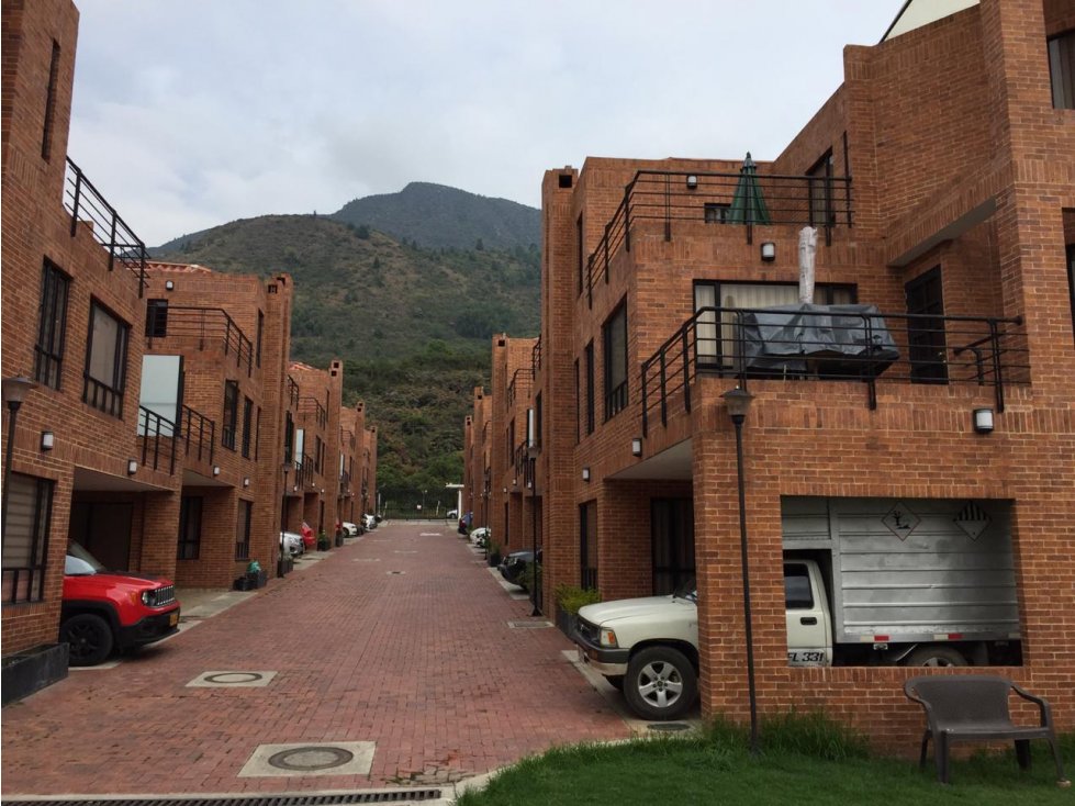 CASA 3 NIVELES CONJUNTO VENTA COTA 800 Millones