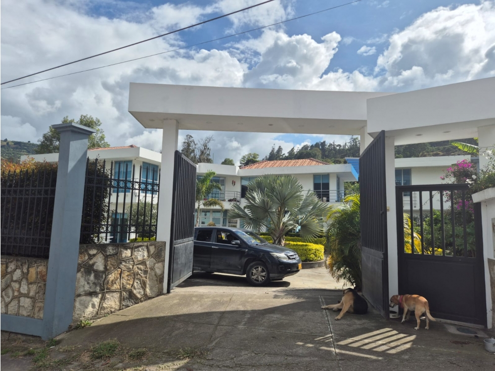 VENTA FINCA LUJO - UNE, CUNDINAMARCA : 480m², 5 ALCOBAS. VÍA AL LLANO