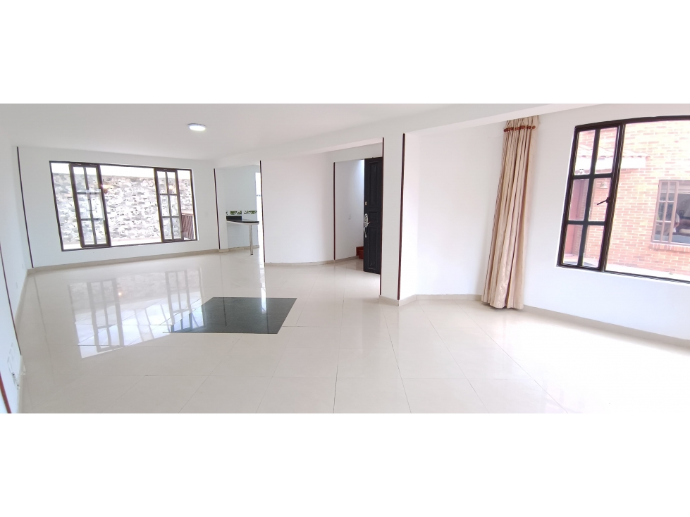 CASA EN VENTA EN COTA 4 HABITACIONES, ZONA BBQ Y SEGURIDAD 24/7 — foto 2