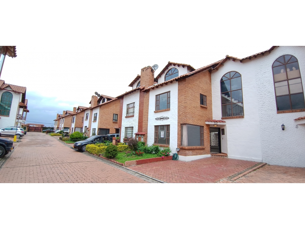 CASA EN VENTA EN COTA 4 HABITACIONES, ZONA BBQ Y SEGURIDAD 24/7