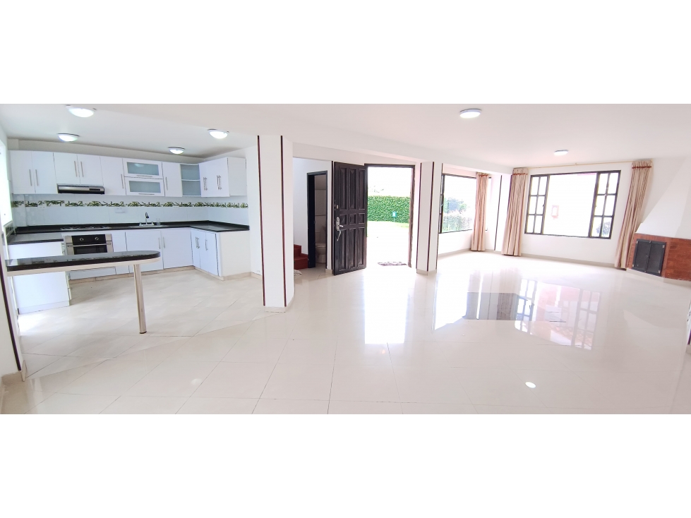 CASA EN VENTA EN COTA 4 HABITACIONES, ZONA BBQ Y SEGURIDAD 24/7 — foto 3