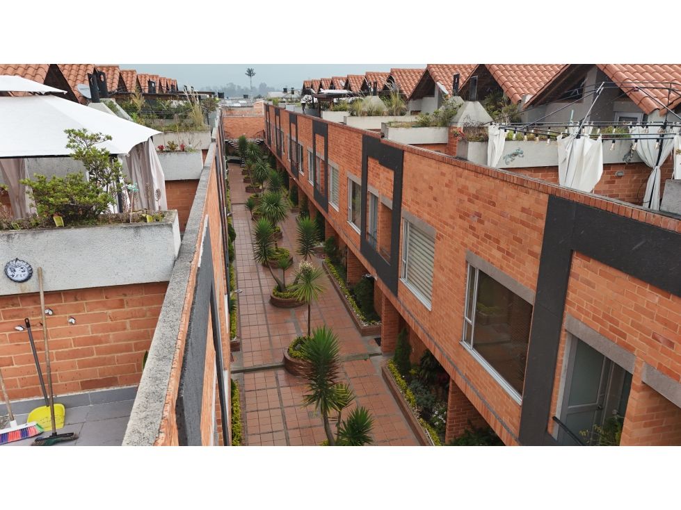 VENTA DE CASA MODERNA EN COTA ACABADOS DE LUJO Y ZONA BBQ