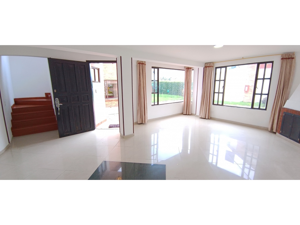 CASA EN VENTA EN COTA 4 HABITACIONES, ZONA BBQ Y SEGURIDAD 24/7 — foto 4