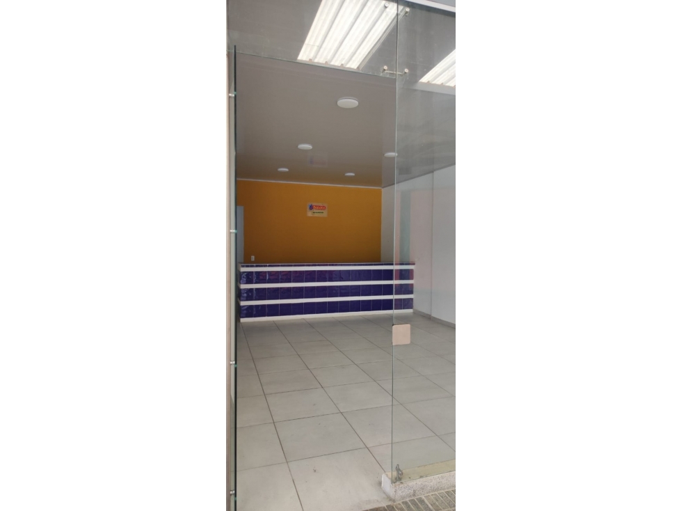 LOCAL COMERCIAL EN PANGOLA PLAZA JAMUNDI 40 MT2 - 2