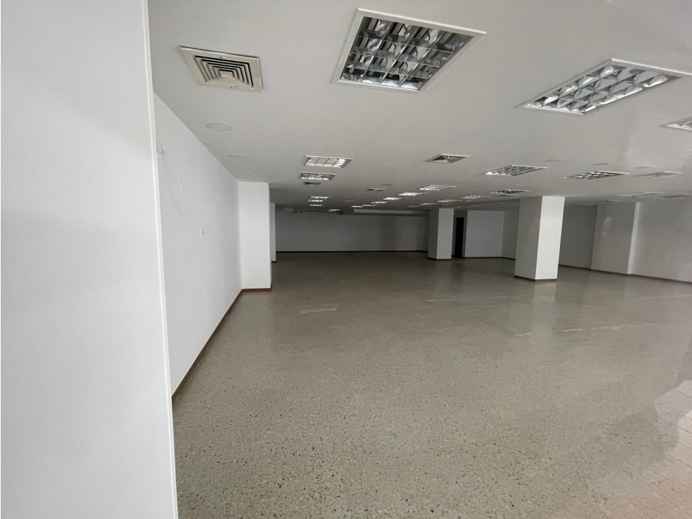 ALQUILA LOCAL HOLGUINES TRADE CENTER CALI — foto 3