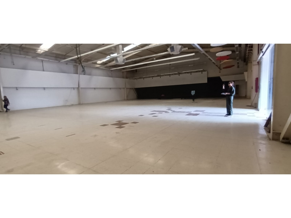 LOCAL 400M2 ALQUILER - MALL DAPA - 4