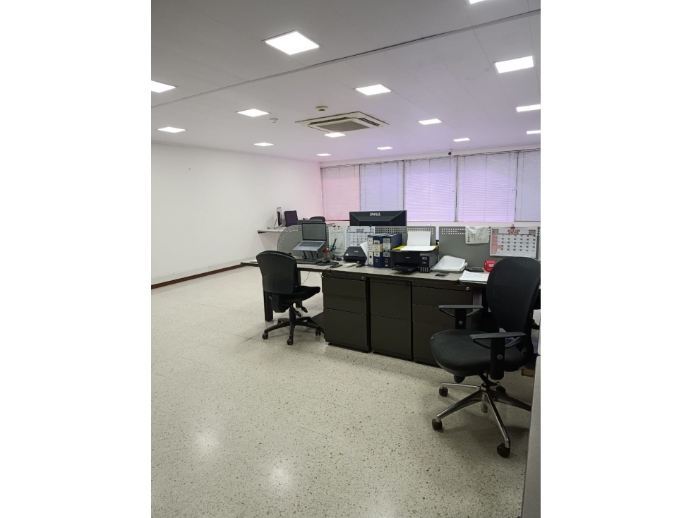 ALQUILO OFICINA COMPLEJO EMPRESARIAL MENGA — foto 2