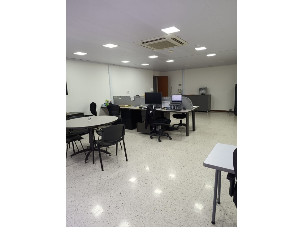 ALQUILO OFICINA COMPLEJO EMPRESARIAL MENGA — foto 3
