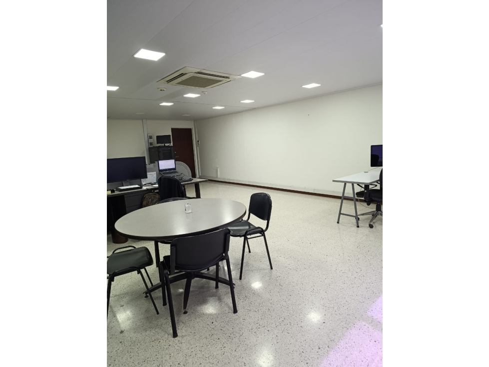 ALQUILO OFICINA COMPLEJO EMPRESARIAL MENGA — foto 4