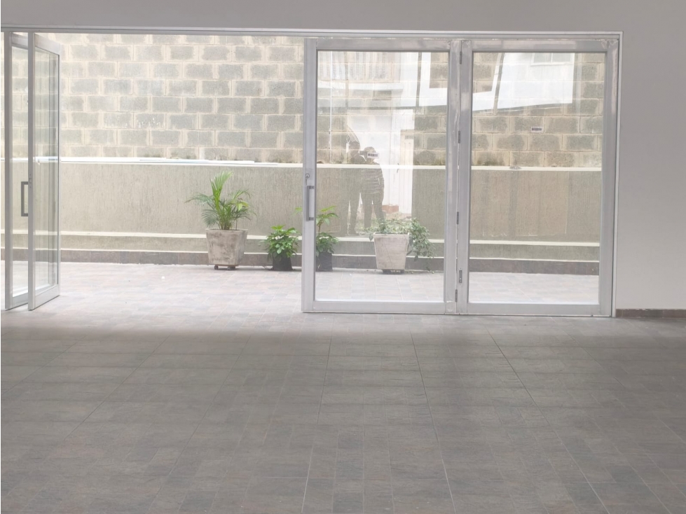 LOCAL 250 M2 ALQUILA EN GRANADA NORTE CALI