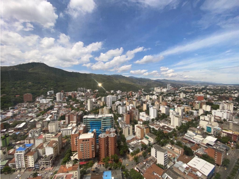 ESPECTACULAR OFICINA EN ACREDITADO CENTRO DE NEGOCIOS AL NORTE DE CALI
