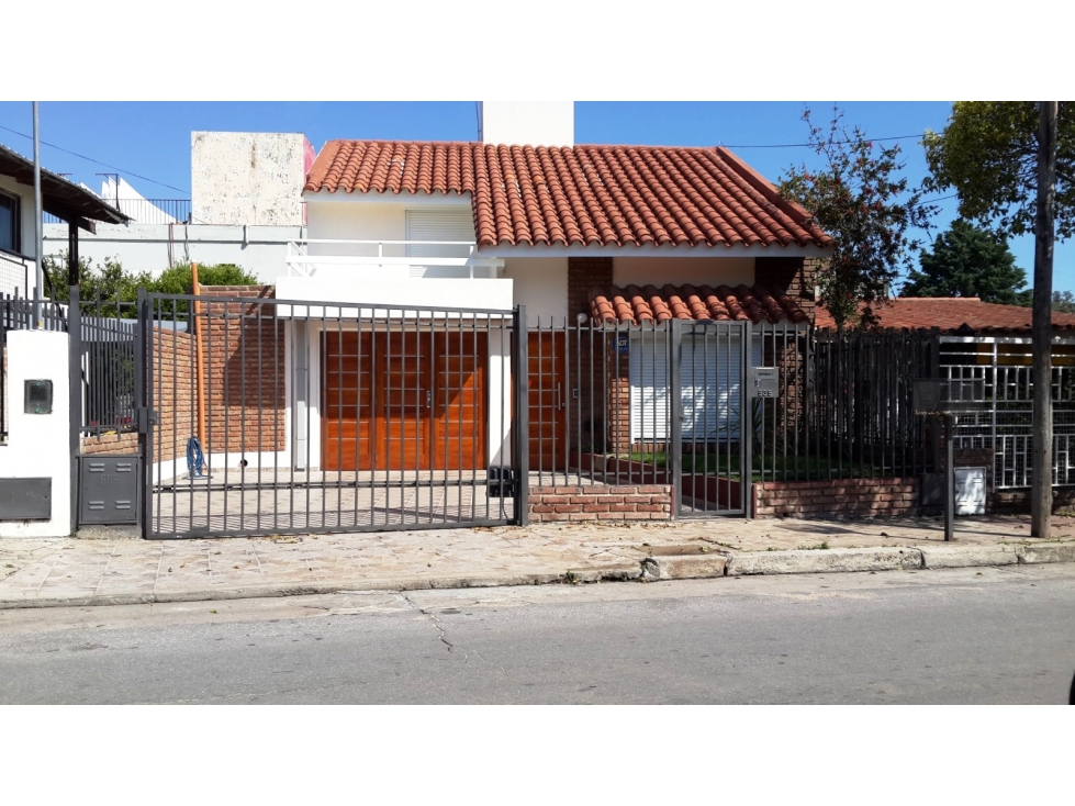 VENTA CASA CÉNTRICA CARLOS PAZ 3 DORMITORIOS