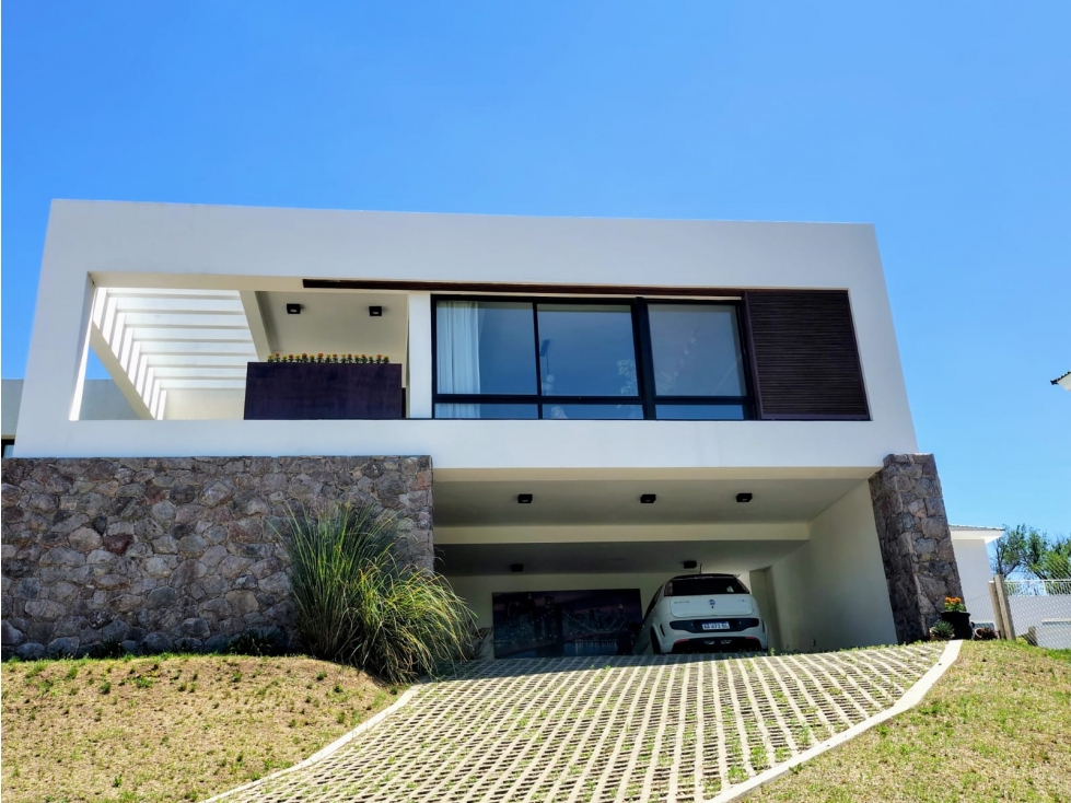 VENTA CASA CARLOS PAZ, EN EL ÚNICO BARIO CERRADO DE CARLOS PAZ