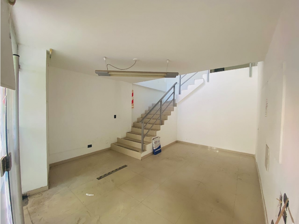 ALQUILER DE LOCAL COMERCIAL, A METROS DE LA PEATONAL - 2