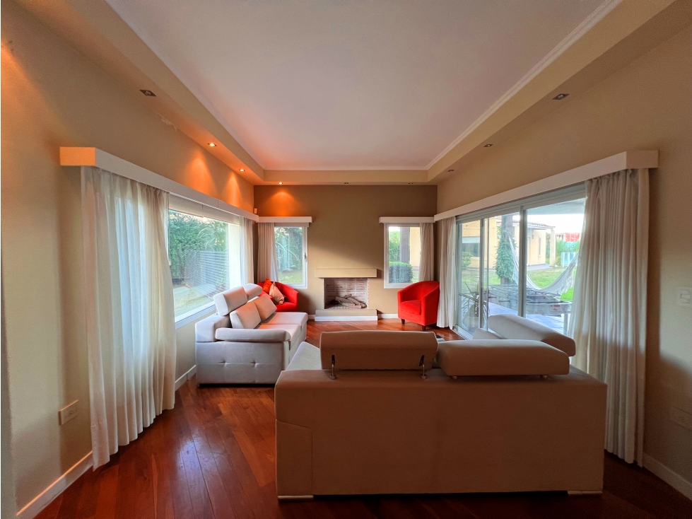Venta Casa en Causana | 4 Dormitorios + Quincho | Calidad Premium - 2