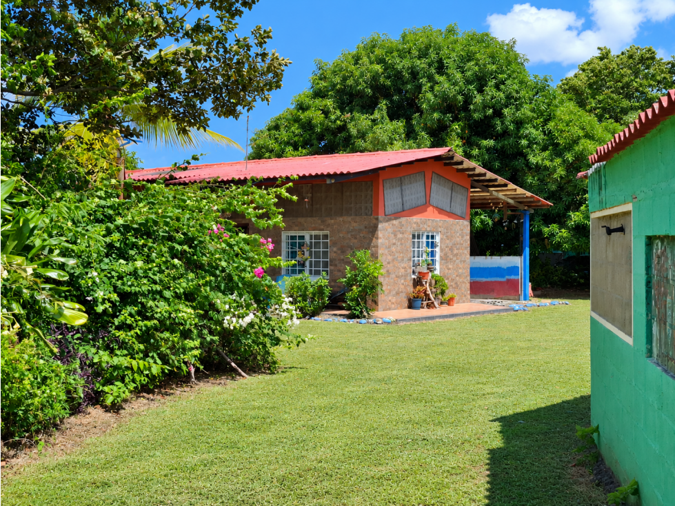 Casa con gran terreno cerca de Playa Coronado