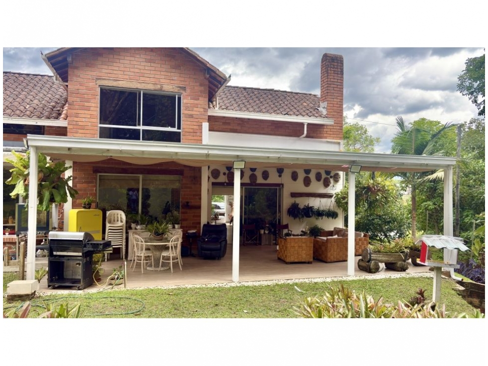 CASA CAMPESTRE EN LA LOMA DEL ESCOBERO ENVIGADO PARTE BAJA