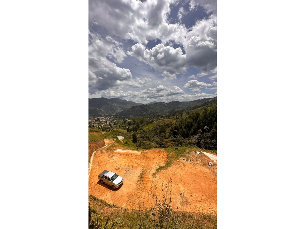 Amplio lote en venta en Caldas - 2
