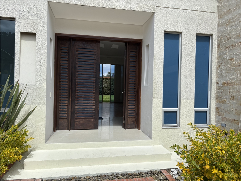 ARRIENDO AMPLÍA CASA 2PISOS CAJICA!