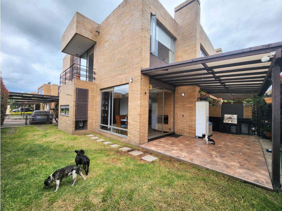 Vendo linda Casa con Clubhouse Chia Milla de oro