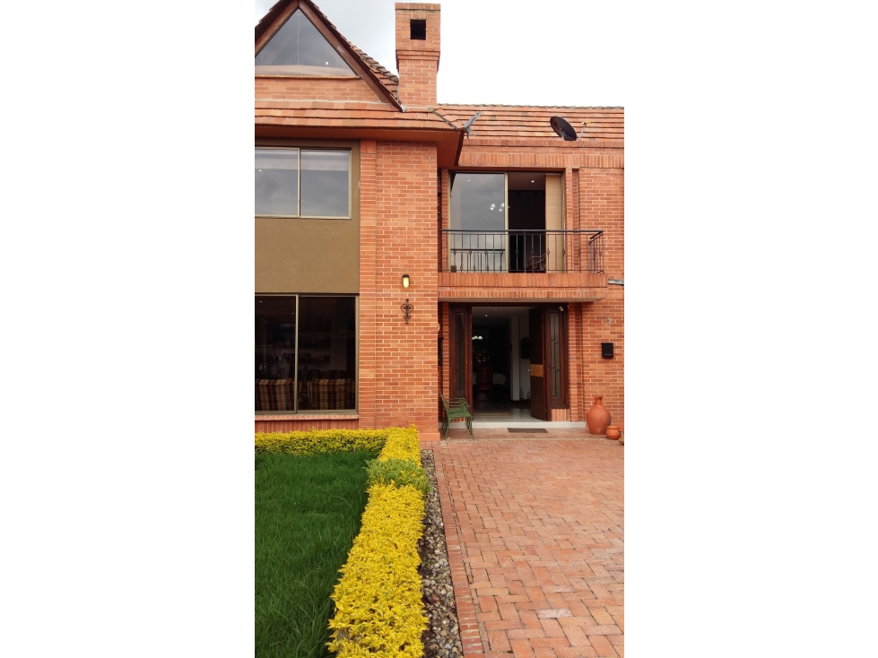 ARRIENDO AMPLÍA CASA EN CAJICA!