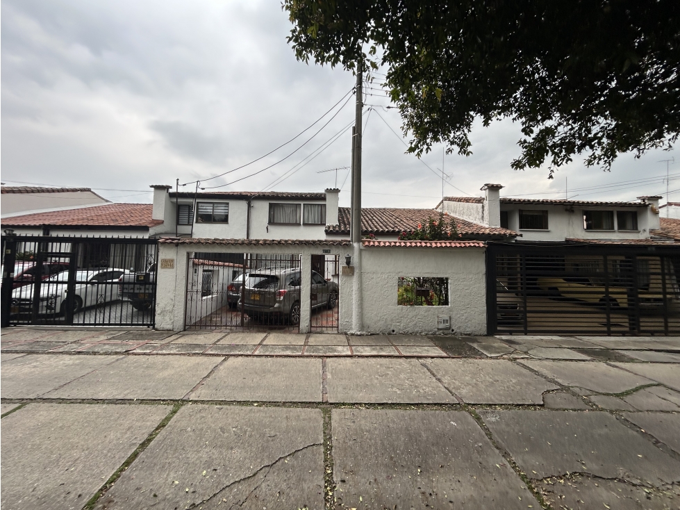 VENTA AMPLIA Y CLASICA CASA EN LAS VILLAS
