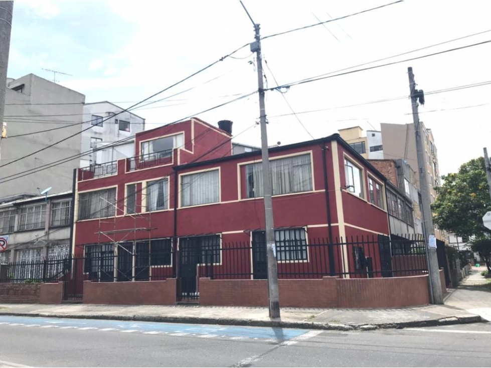 VENTA AMPLIA CASA RENTABLE EN GALERIAS