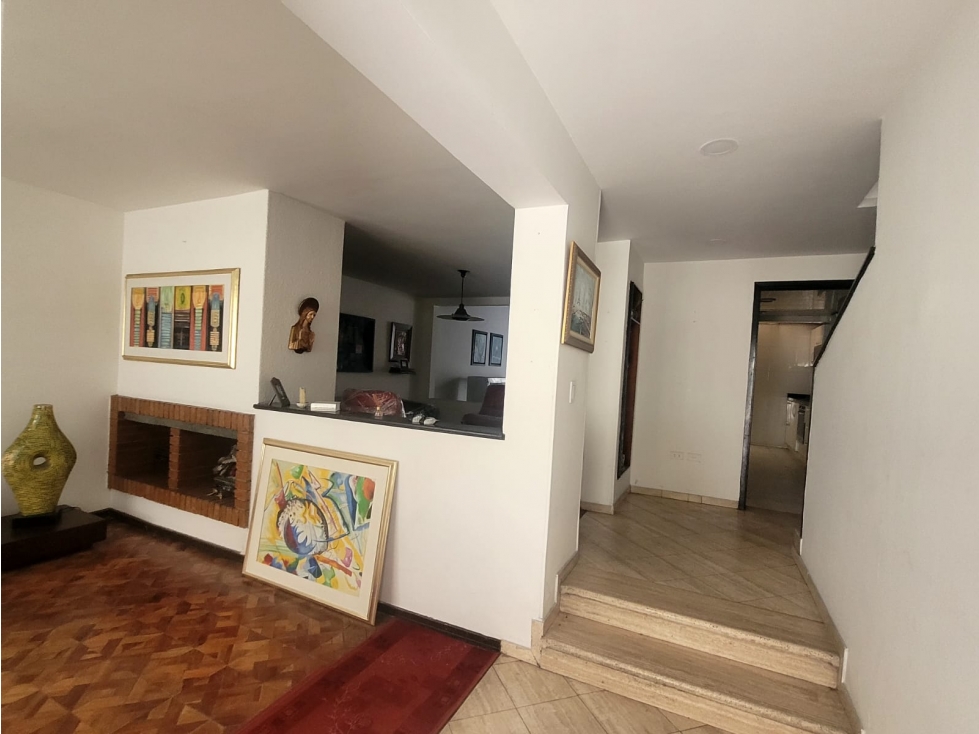 CASA AMPLIA EN URBANIZACIÓN LAS VILLAS CERCA A CC BULEVAR NIZA