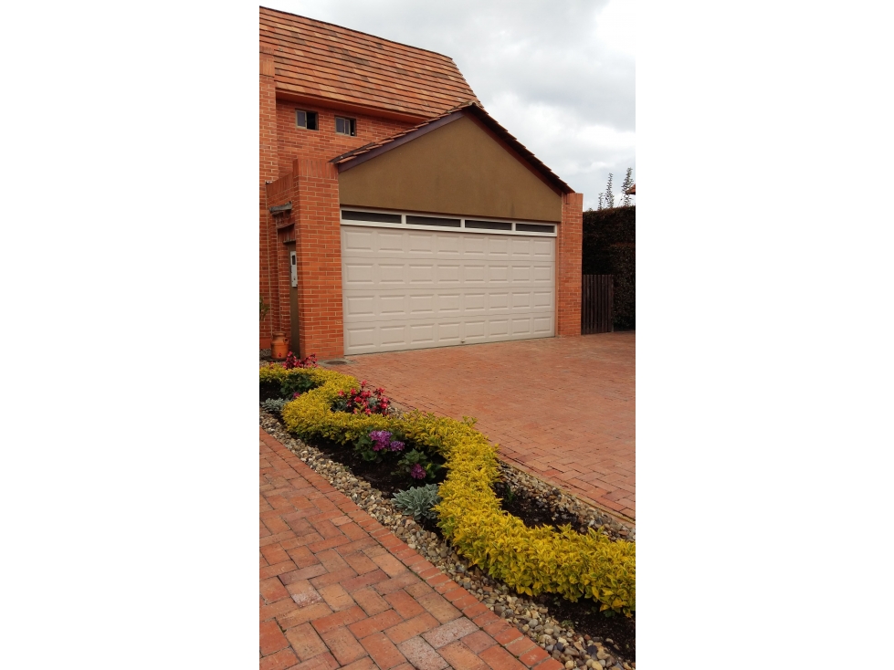 ARRIENDO AMPLÍA CASA EN CAJICA! — foto 2
