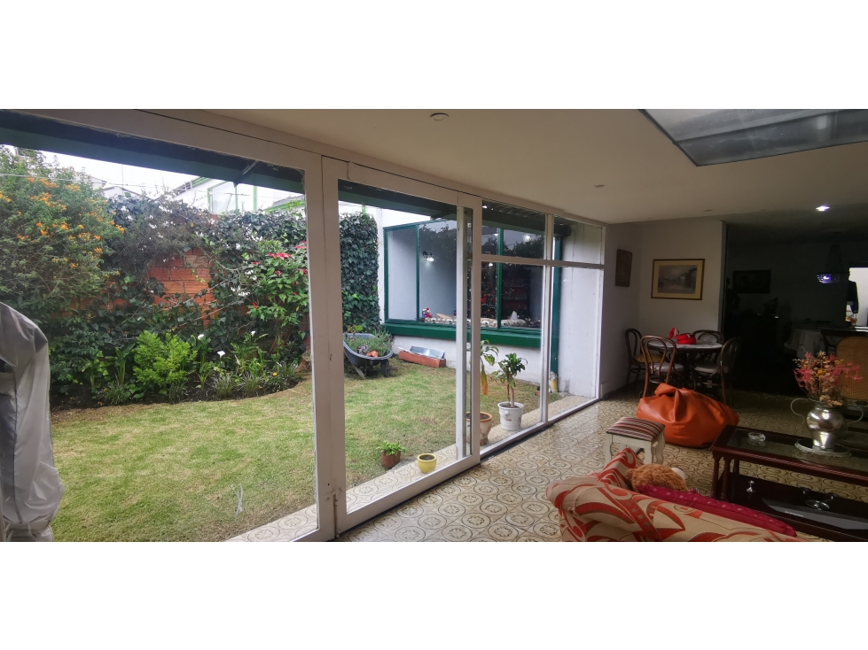 VENTA AMPLIA Y CLASICA CASA EN LAS VILLAS