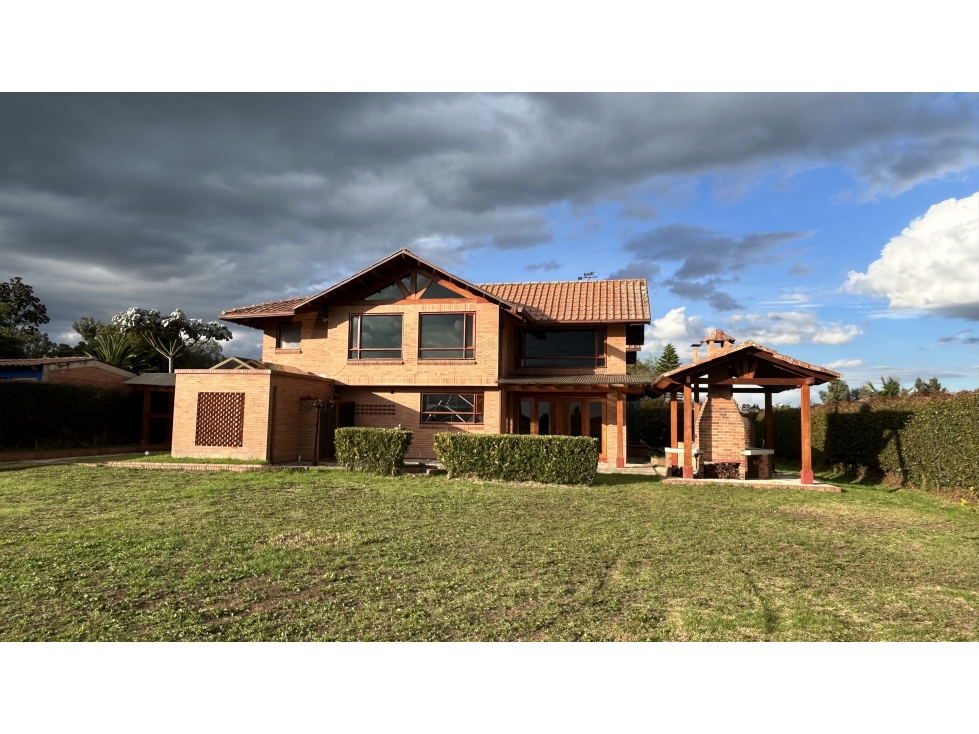 VENTA AMPLIA CASA CAMPESTRE EN CHIA