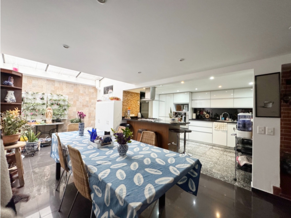 CASA REMODELADA EN CONJUNTO CERRADO