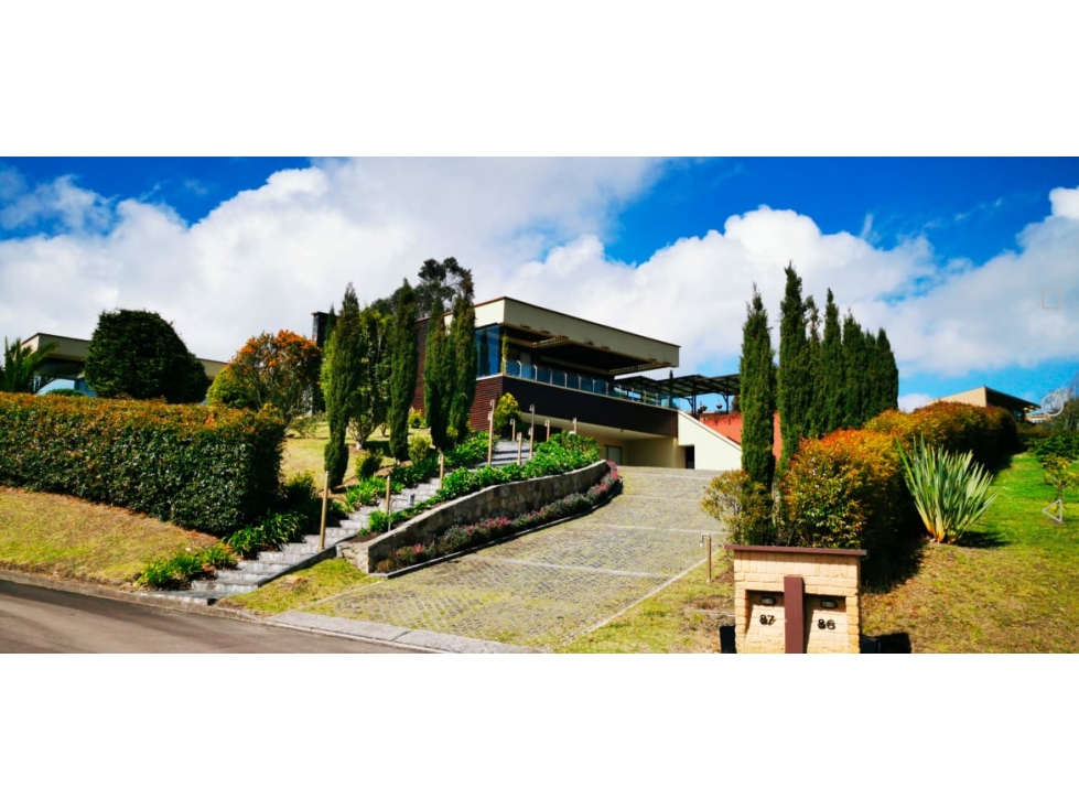 VENTA ESPECTACULAR CASA DE CAMPO EN LA CALERA
