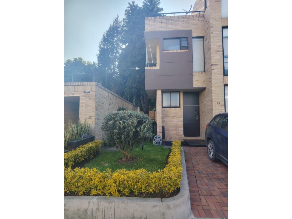 VENDO LINDA CASA CHIA CON JARDIN